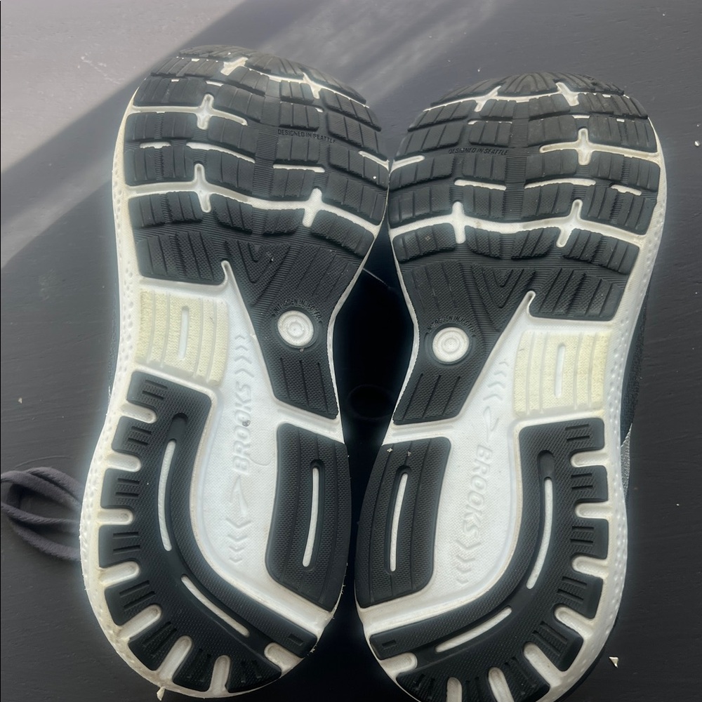Brooks Ghost 16 Men's Athletic Shoes in Black /White. 11 wide worn only 3 times - Picture 5 of 7